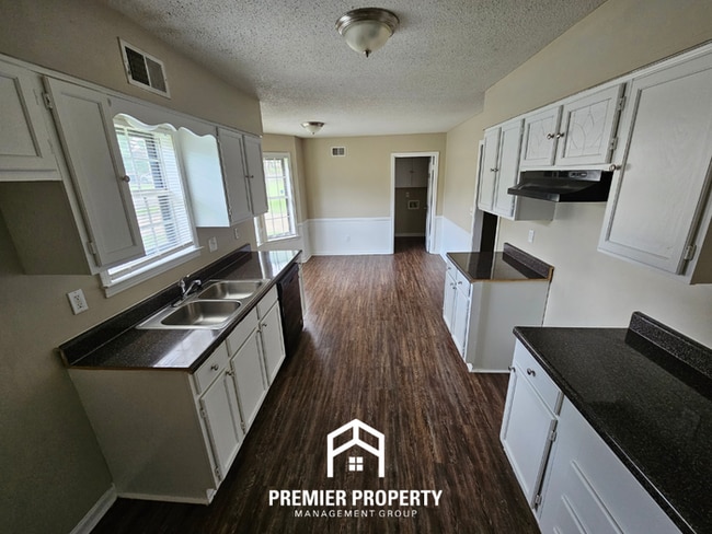 Building Photo - Huge 3BR/2BA Near Kirby | 1,774 Sq Ft, Hardwood Floors, Fireplace & Bay Window