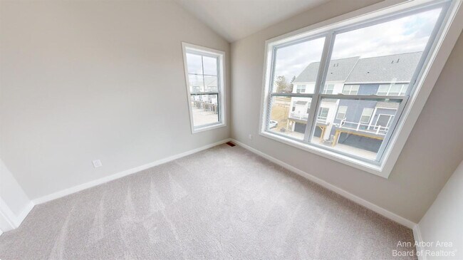 Building Photo - 2877 Rayfield Ave