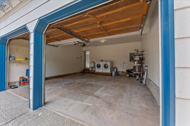 Building Photo - Invited, renovated 4-bdrm, 2-bath Tualatin home—Fenced yard, corner lot, great location