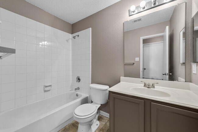 Building Photo - 1311 Wenatchee Dr