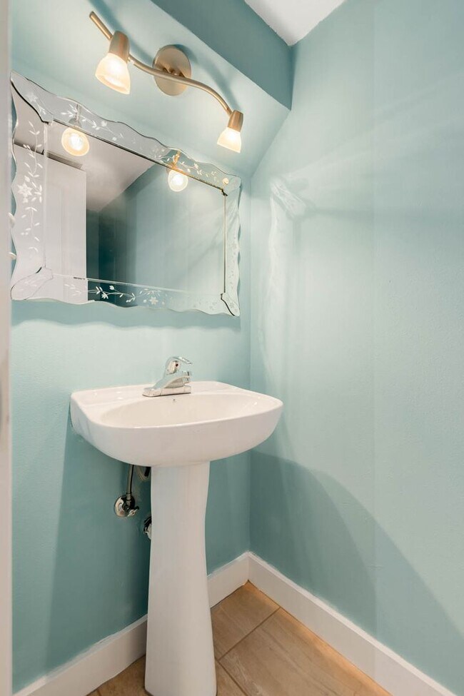 Building Photo - Bright & Updated 2BR Townhome in the Heart of Redmond – Near Light Rail & Marymoor Park
