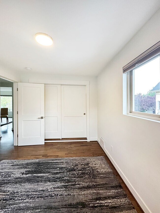 Building Photo - 2Bd/1Ba Seattle Duplex