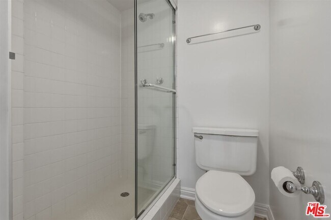 Building Photo - 435 N Oakhurst Dr