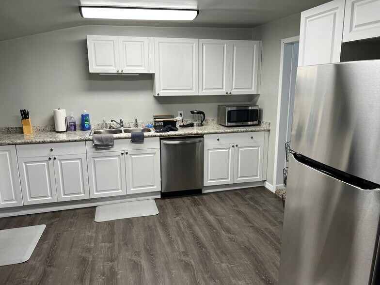 Building Photo - 325 S 2nd St