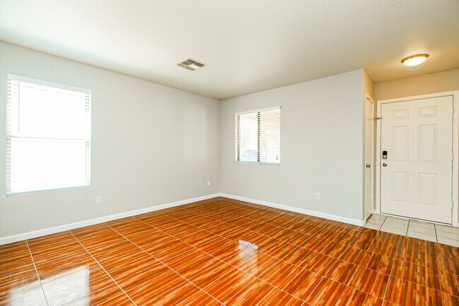 Building Photo - 5338 E Florian Ave