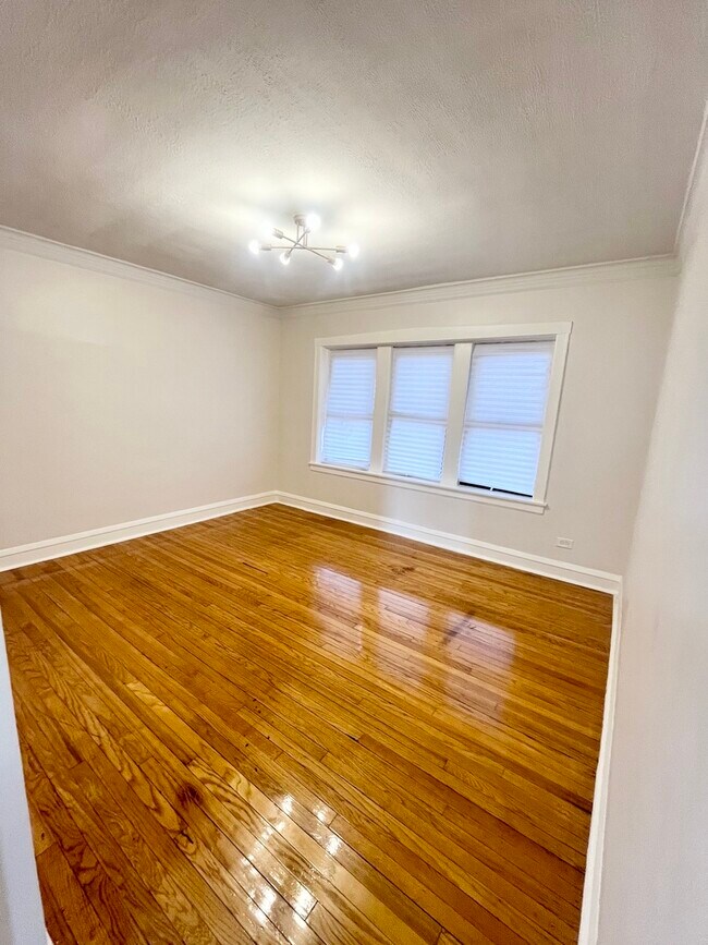 Building Photo - 1329 N Lorel Ave