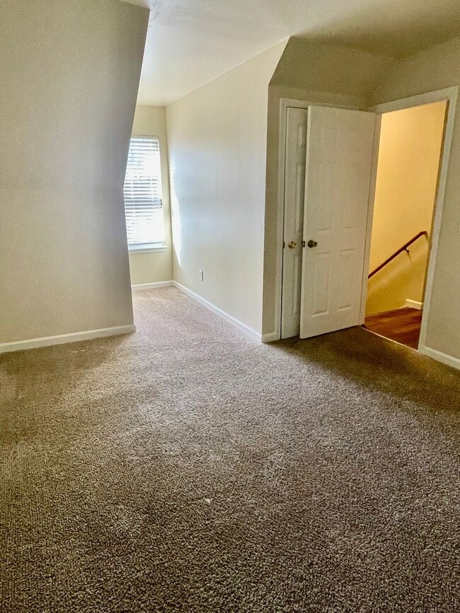 Building Photo - Spacious 4-bedroom, 2.5-bath home in Charlotte with convenient access to Uptown