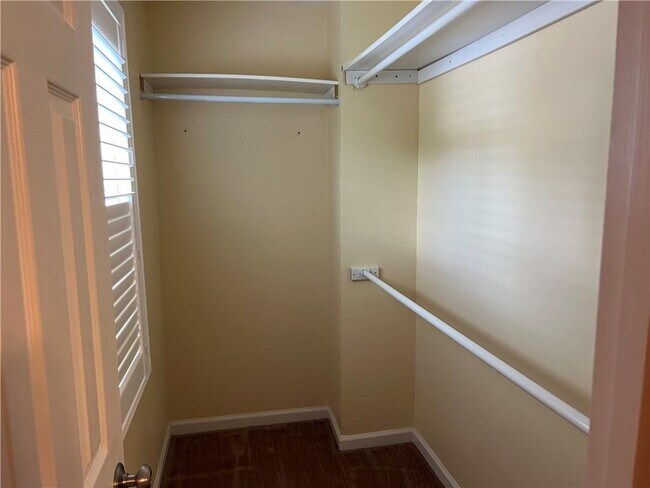 Building Photo - 1100 Country Club Pl