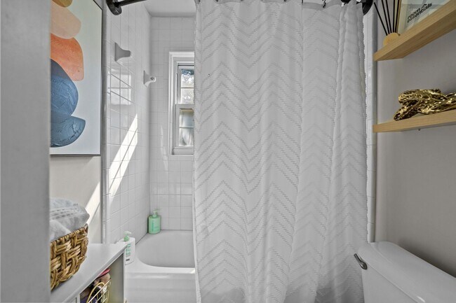 Building Photo - Spacious Townhome Available in Downtown Gr...