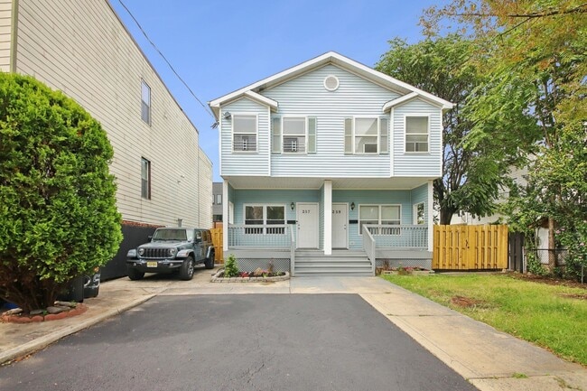 Primary Photo - 257-59 Pine St