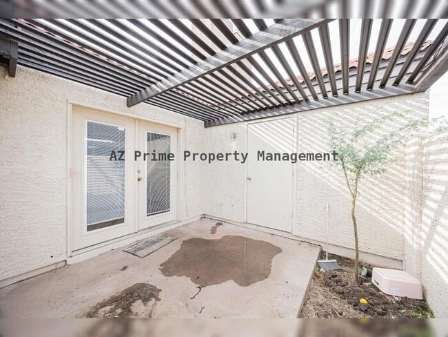 Building Photo - 2127 E 10th St