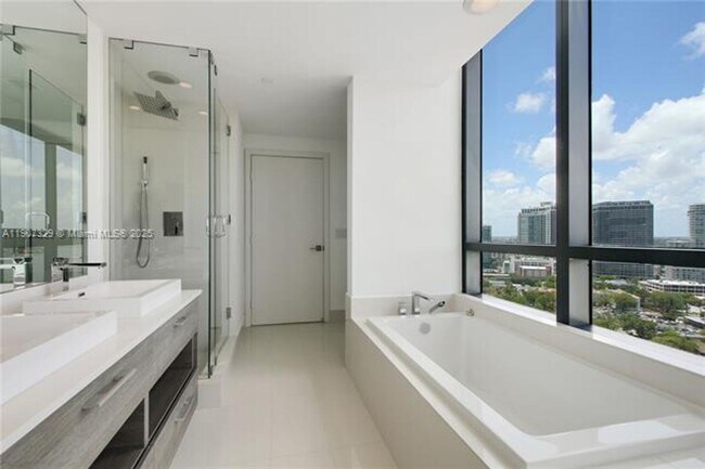 Building Photo - 650 NE 32nd St