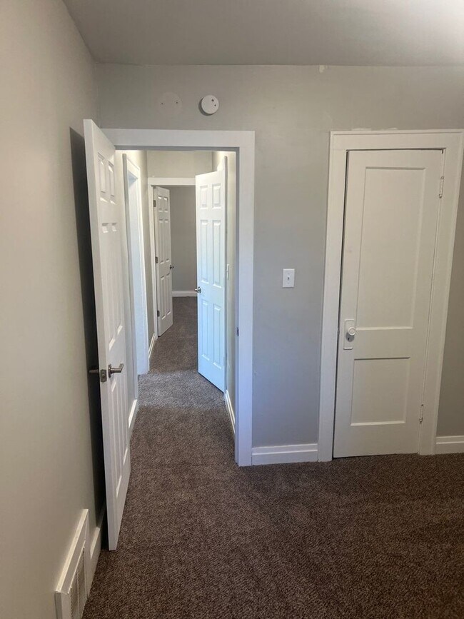 Building Photo - 1207 E Columbus Dr