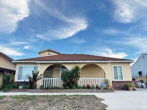 Building Photo - Charming 3-Bedroom Front Home in Lakewood