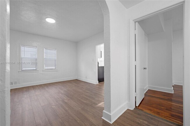 Building Photo - 1505 Monroe St