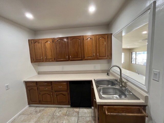 Building Photo - 5782 Hesperia Ave