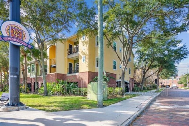 Primary Photo - 2010 E Palm Ave