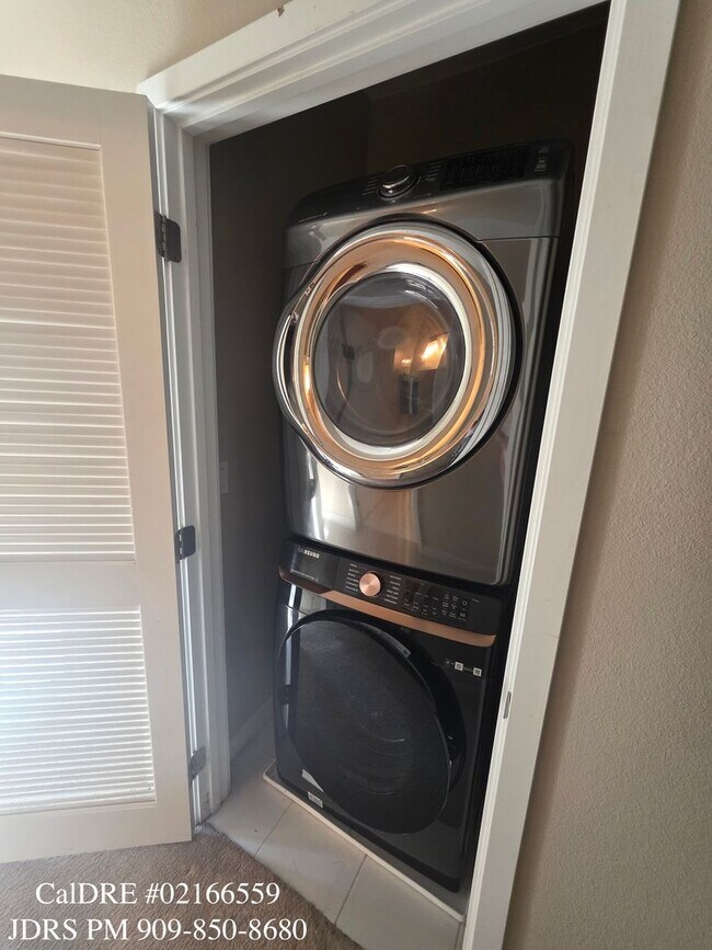 Building Photo - Bellflower 3 Bedroom Townhouse