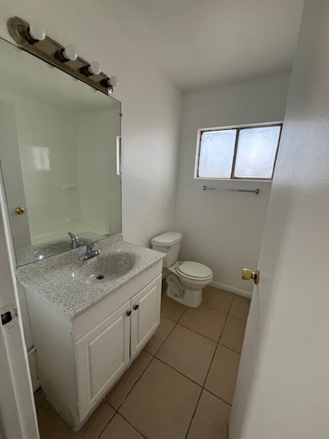 Building Photo - 728 Aster Ln