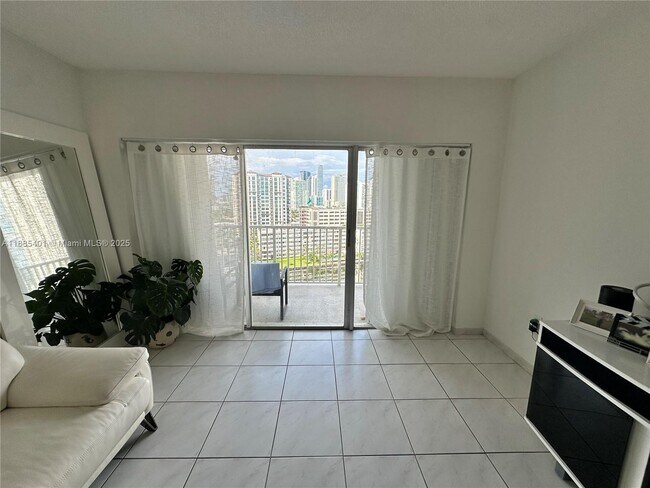 Building Photo - 300 Bayview Dr