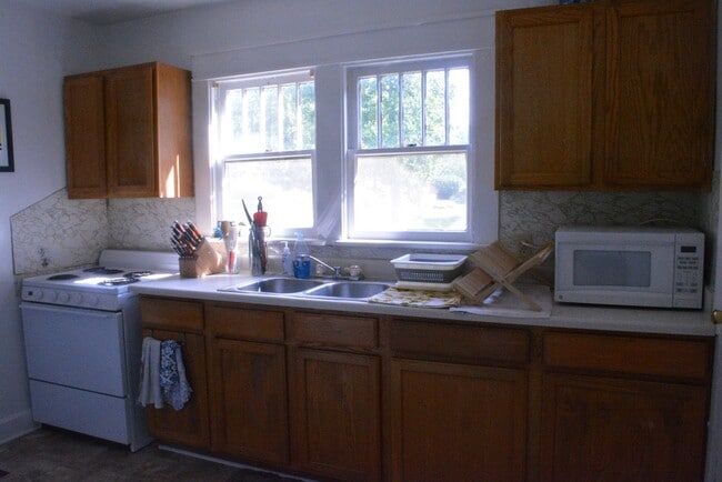 Building Photo - 5 bedroom, 2 bath Home: Available July 2027!