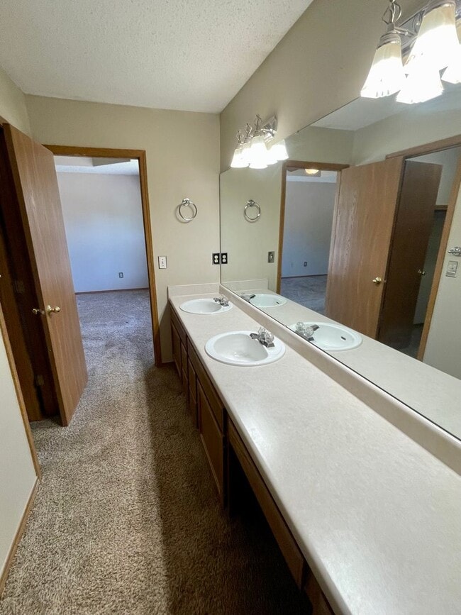 Building Photo - Beautiful 2 story, 5 bedroom, 3 bath home available NOW!