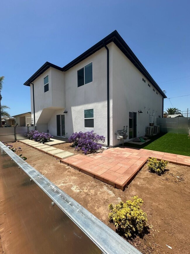 Building Photo - 202-204 Calla Avenue