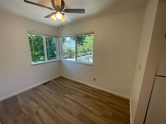 Building Photo - Cute 3 Bedroom Townhome close to UNR