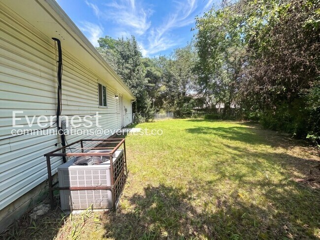 Building Photo - 3 Bed, 2 Bath Home with Garage / Pet-Friendly /  Available Now!