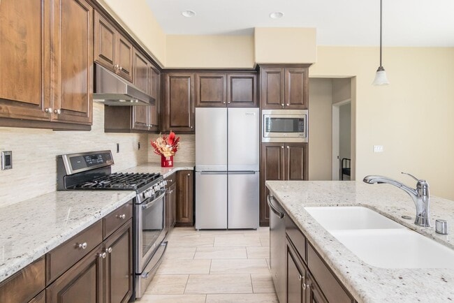 Building Photo - Updated 4-Bedroom Townhouse in Prime Porte...