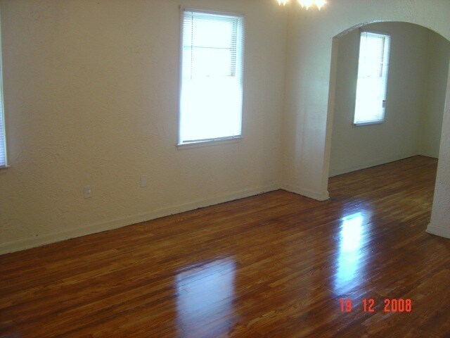 Building Photo - 154 E 44th St