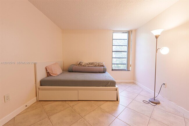 Building Photo - 8870 Fontainebleau Blvd