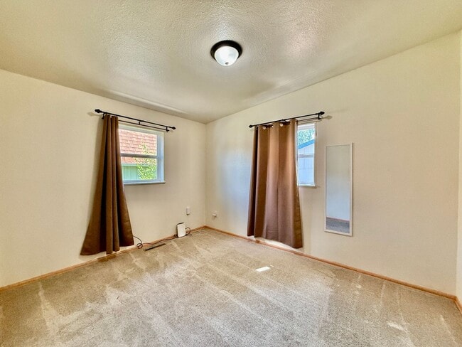 Building Photo - Charming 2-Bed Home in Middle Shooks Run — Utilities Included