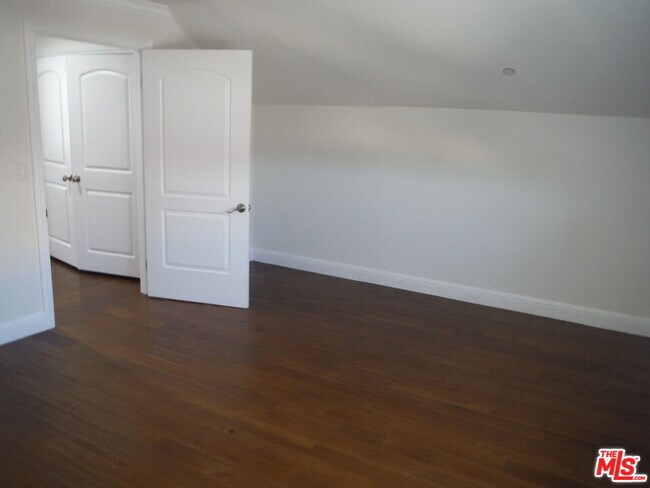 Building Photo - 1821 W 12th Pl