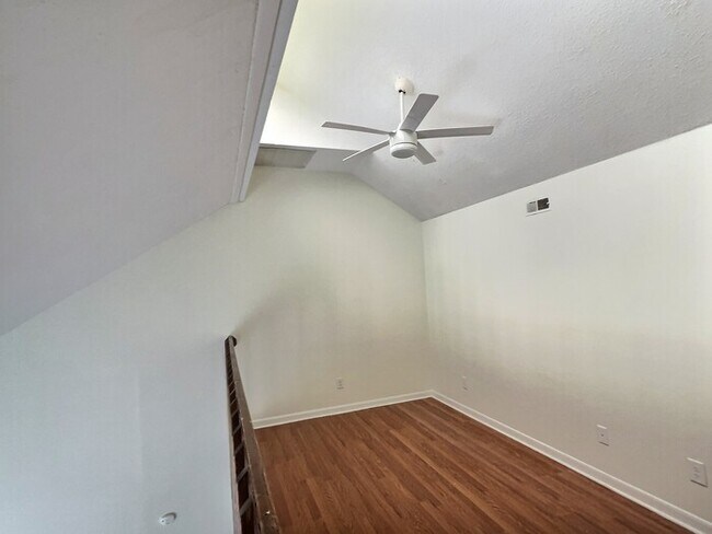 Building Photo - 3081 Huntleigh Dr