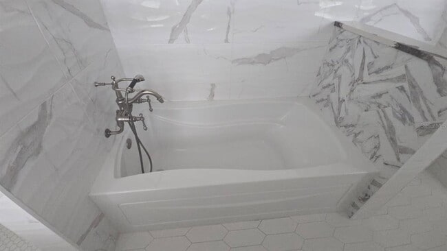 Building Photo - 215 18th Ave