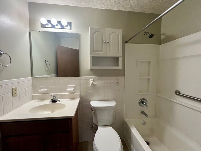 Building Photo - 4 Bed | 2 Bath | House