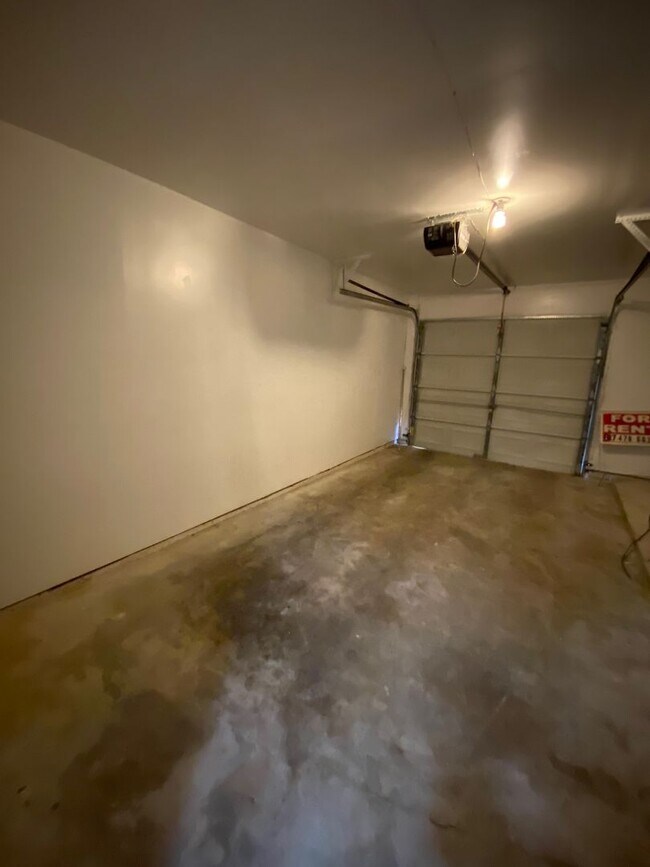 Building Photo - 320 Spring Branch Ln