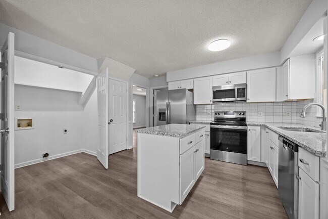 Building Photo - Spacious 3 Bedroom Home, LVP Floors, Updated Kitchen, New Cabinets, Granite, SS Appliances, Pet F...