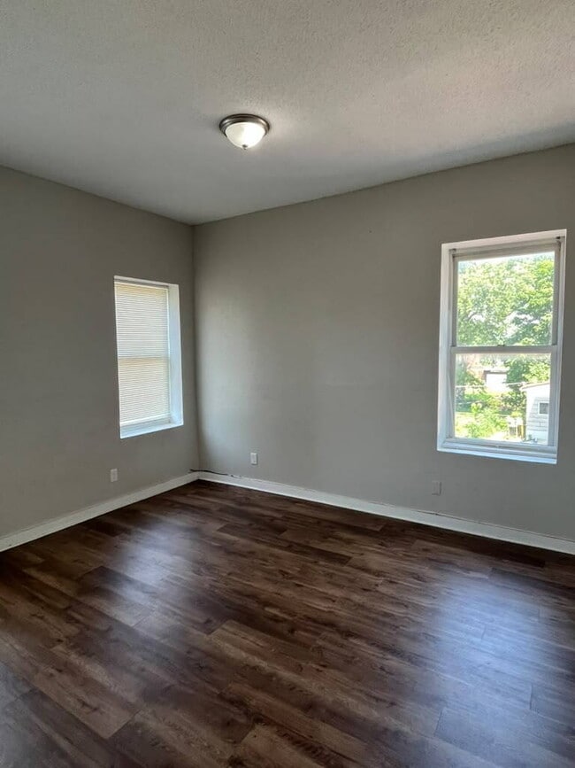 Building Photo - "Charming 4-Bed Duplex in St. Louis City 2nd Floor with Granite Countertops & Gleaming Hardwood F...