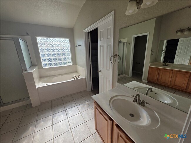 Building Photo - 423 Wrought Iron Dr