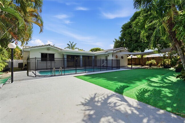 Building Photo - 1400 E Hawthorne Cir