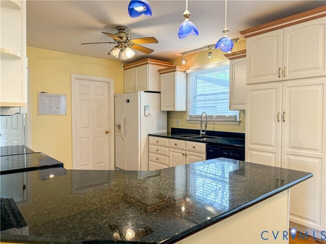 Building Photo - 904 Forestview Dr