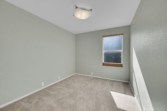 Building Photo - $2,500.00 - 3 Bedrooms, 2 Bathrooms, Singl...