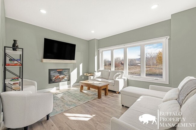 Building Photo - Brand new fully furnished home available f...