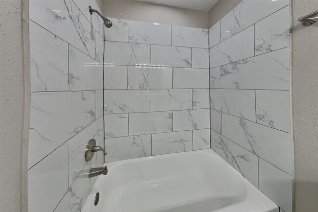 Building Photo - 3414 Green Fields Dr