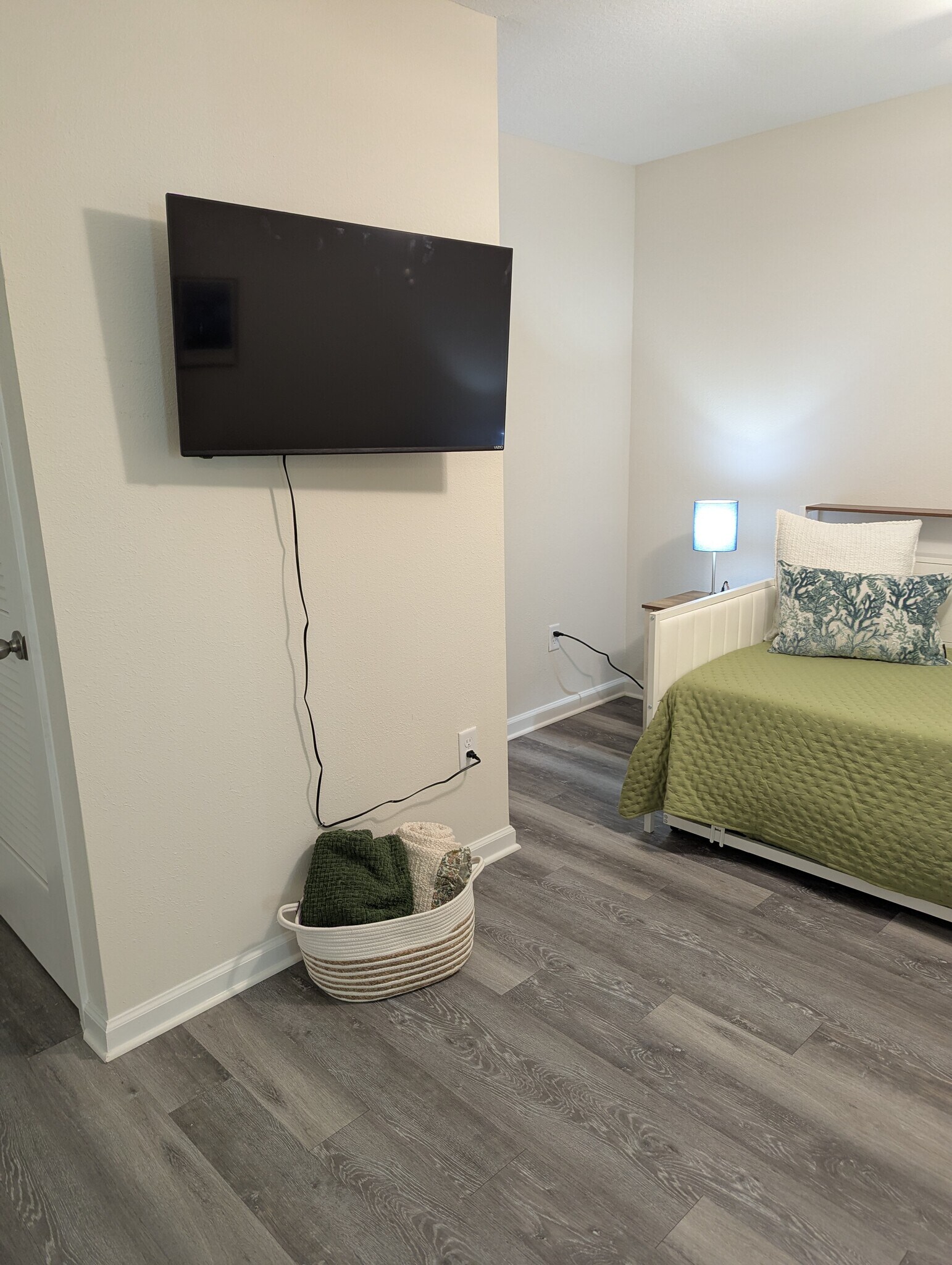 open area at top of stairs - 1714 Cocoanut Rd