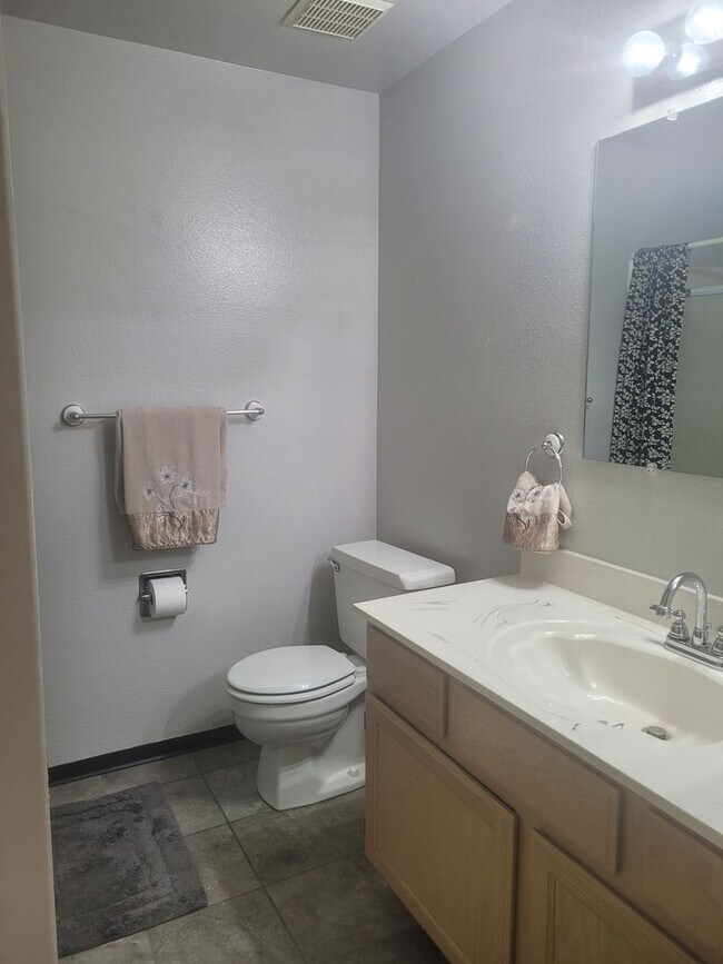 Building Photo - Golf Course Community, Condo