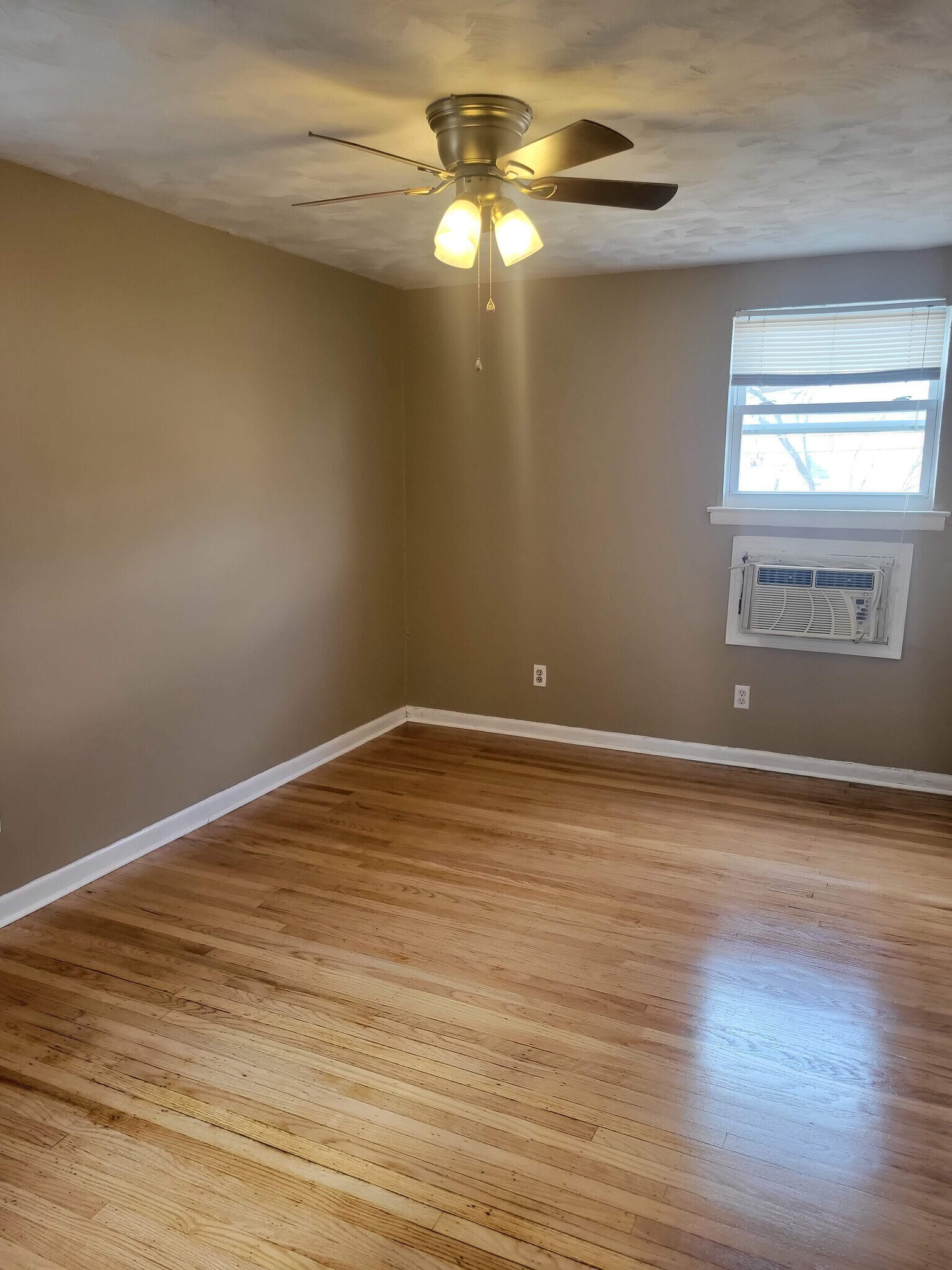 Building Photo - 9448 Lansford St