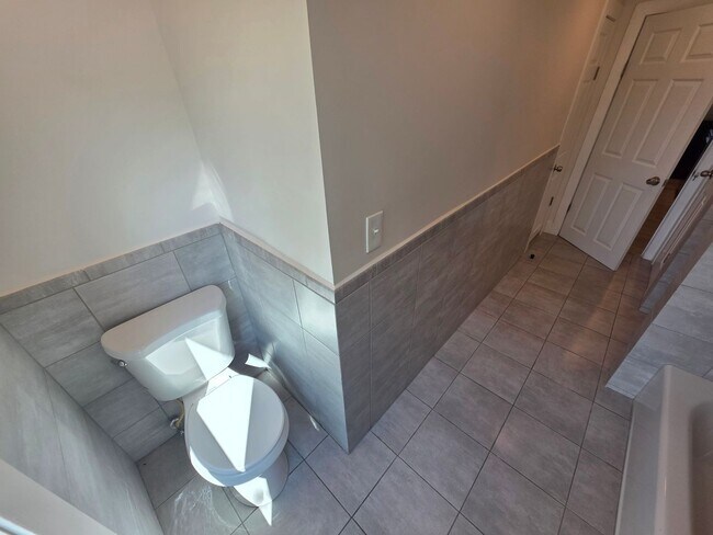 Building Photo - Newly Renovated 1 Bedroom Apartment *MOVE-...